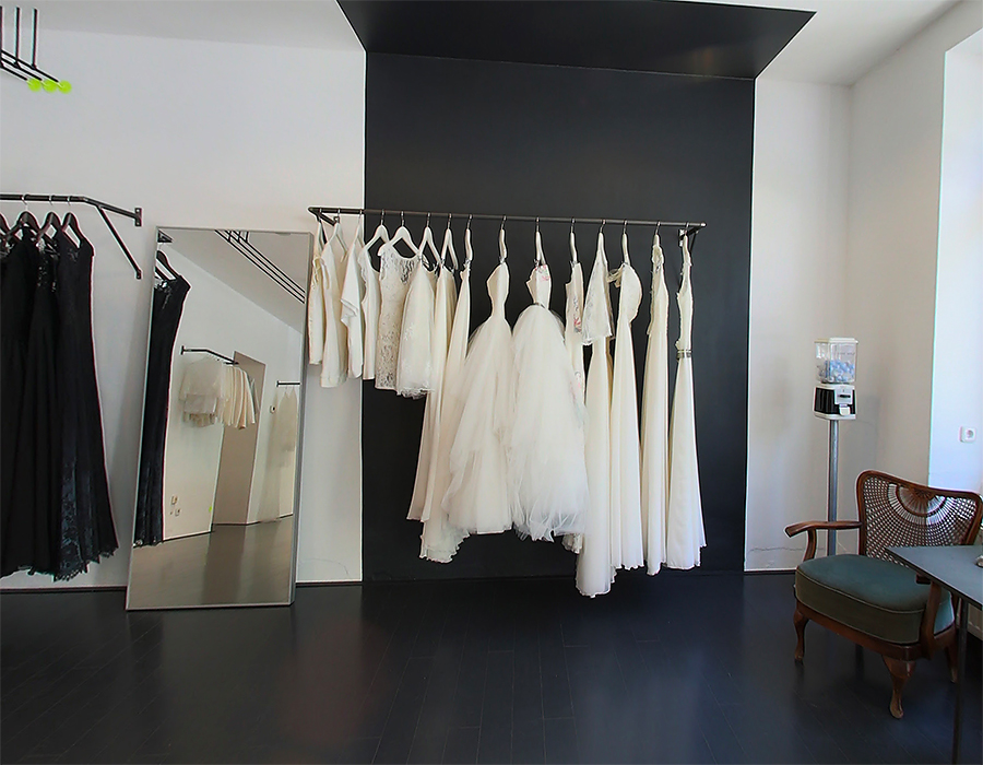 Brautkleider auf der Kleiderstange im Laden von ANNE WOLF