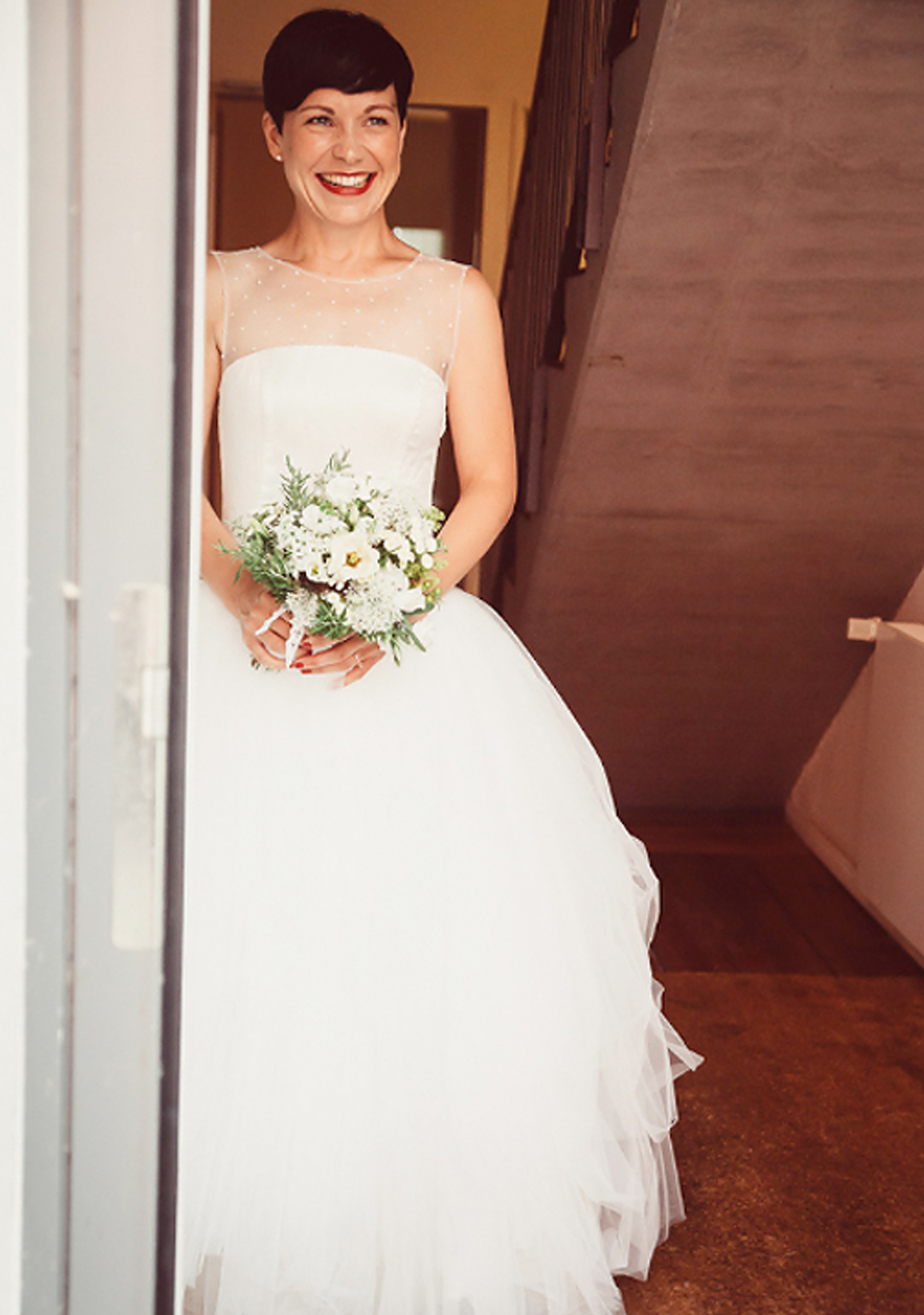 Eine Hochzeit mit Blumenstrauß in einem Brautkleid von ANNE WOLF